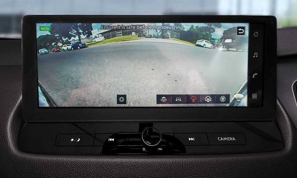 Close-up of the centre console screen showing a reverse camera in a Qashqai